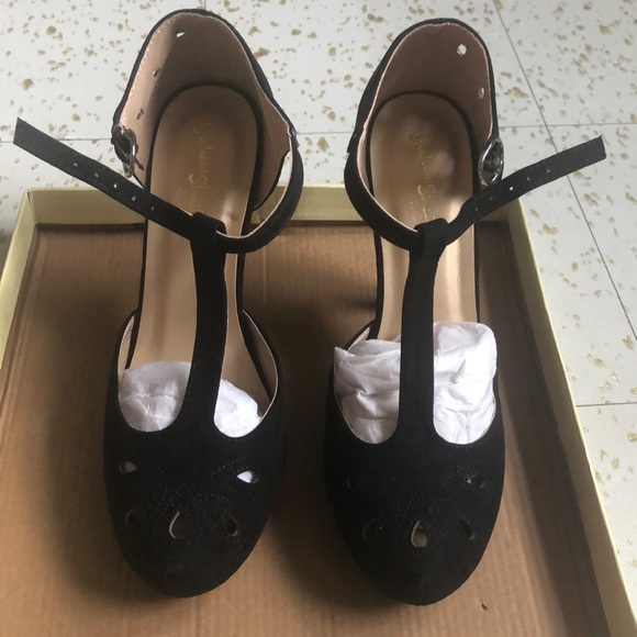 Black Closed Toe Pumps - Picture 2 of 7